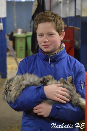 Kim myser med en av stallkatterna.